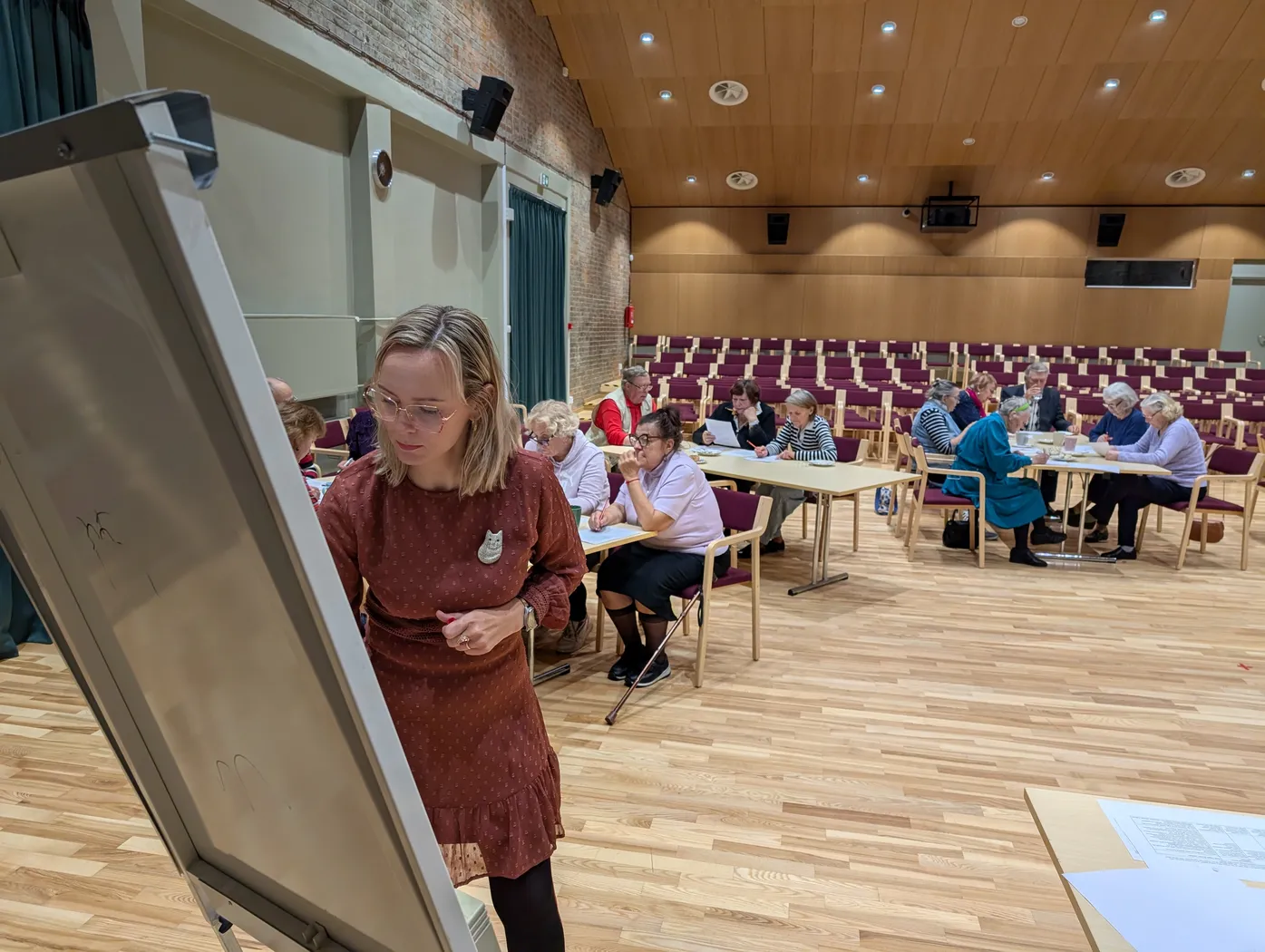 Finantskoolitus – Hanna Kuldsaar-Sarv kirjutab tahvlile, osalejad teevad praktilisi ülesandeid